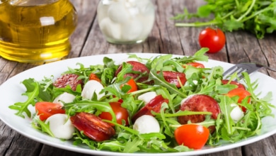 Rucolasalat mit Tomaten und Mozzarella