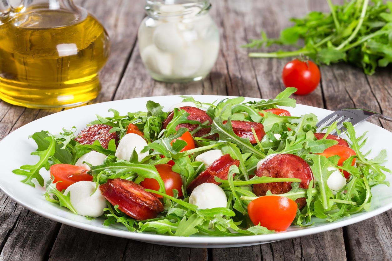 Rucolasalat mit Tomaten und Mozzarella
