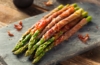 Gebratener grüner Spargel im Speckmantel